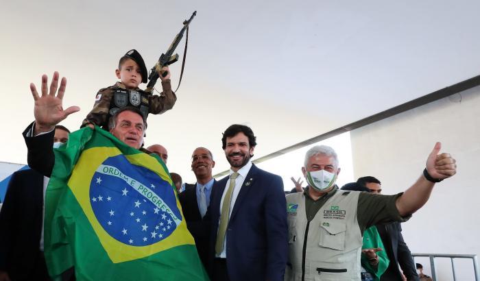 Bolsonaro pubblicizza le armi con un bambino