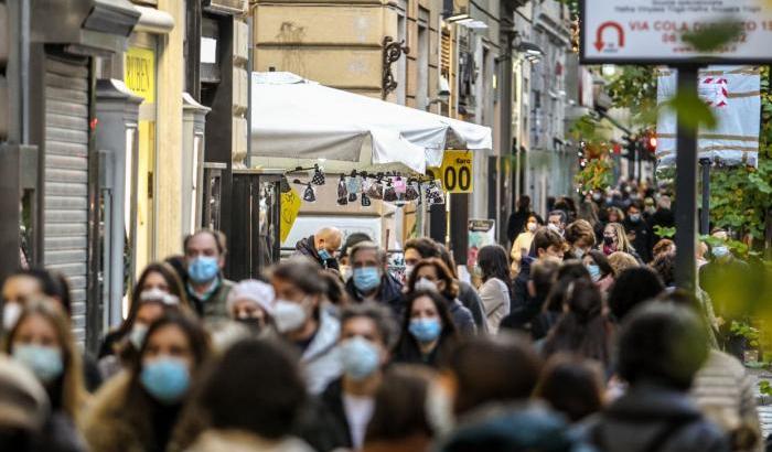 Scende a 34 casi su 100mila abitanti l'incidenza settimanale in Italia, l'Rt resta stabile a 0,83