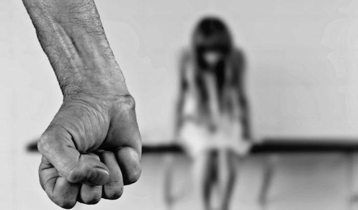 Violenza domestica: uomo costringe la moglie a dormire per terra perché russa