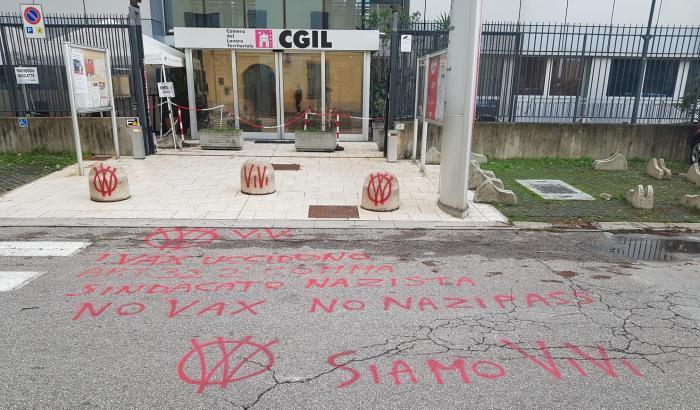 Scritte no-vax a Forlì