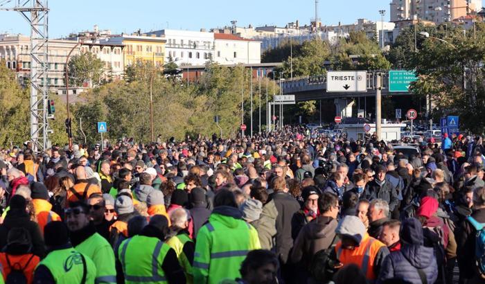 Primo giorno di Green pass obbligatorio a lavoro, proteste in tutto il Paese ma l'Italia non si è fermata