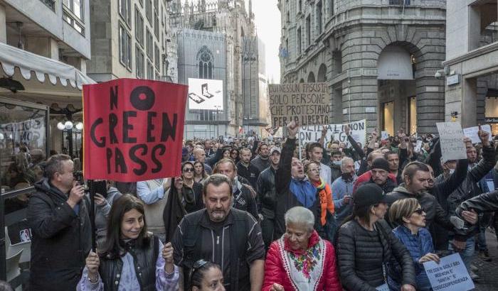 Sotto inchiesta il promotore dei cortei di Milano: distribuì mille Green pass presi dal web