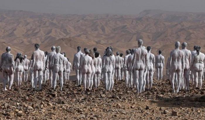 Opera fotografica di Spencer Tunick per salvare il Mar Morto: immortalati 200 corpi nudi