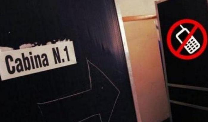 Denunciato un elettore che stava fotografando una scheda nel seggio