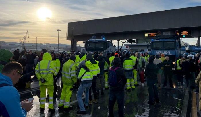 La protesta no green pass al porto di Trieste