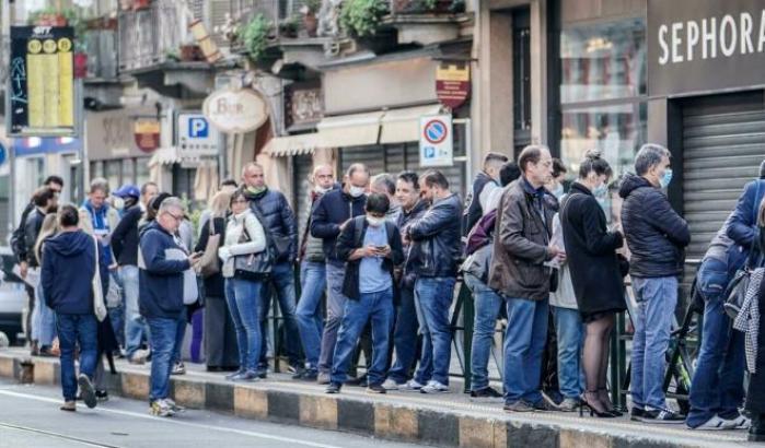 Fila per fare i tamponi in farmacia