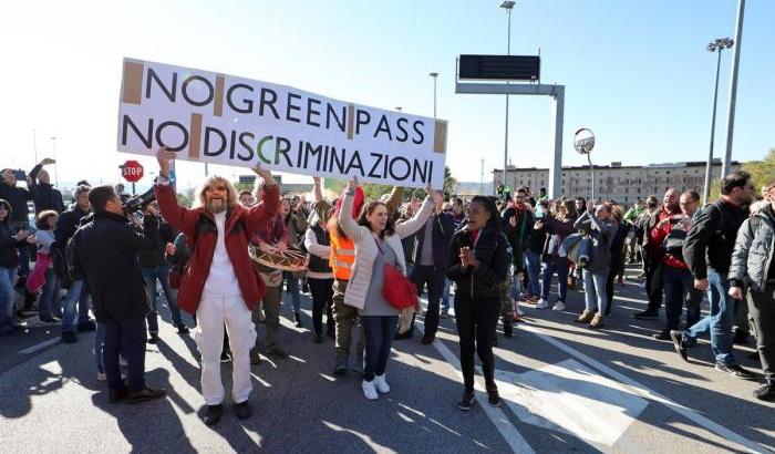 Manifestanti no green pass a Trieste
