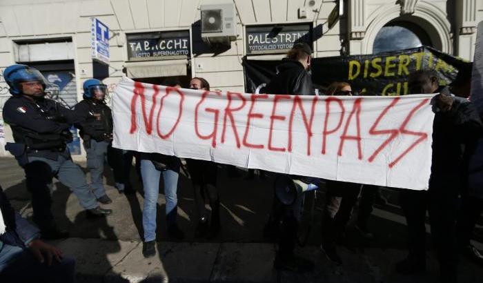 Il governo chiude le porte ai no-green pass: "Lo vogliono abolire, noi andiamo per la nostra strada"