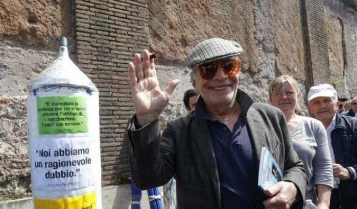 La malinconica arringa di Montesano ai no green pass: "Ai politici non importa delle sofferenze del popolo"