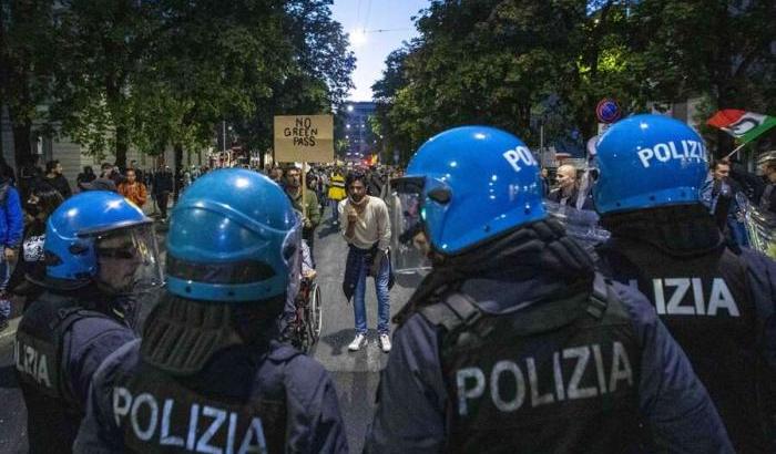 Manifestazione contro il green pass a Milano