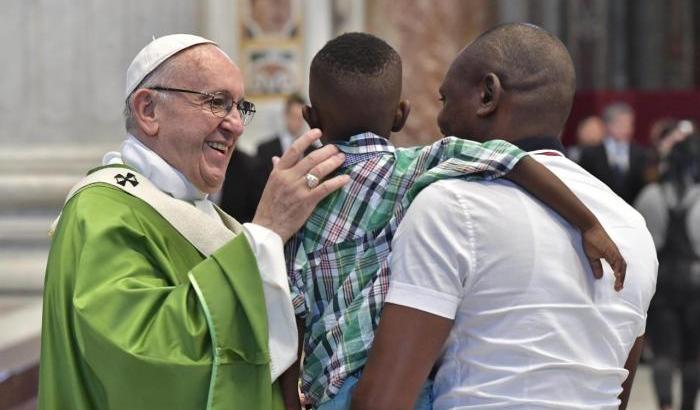 Il Papa difende i migranti: "In Libia ci sono lager e violenza disumana"