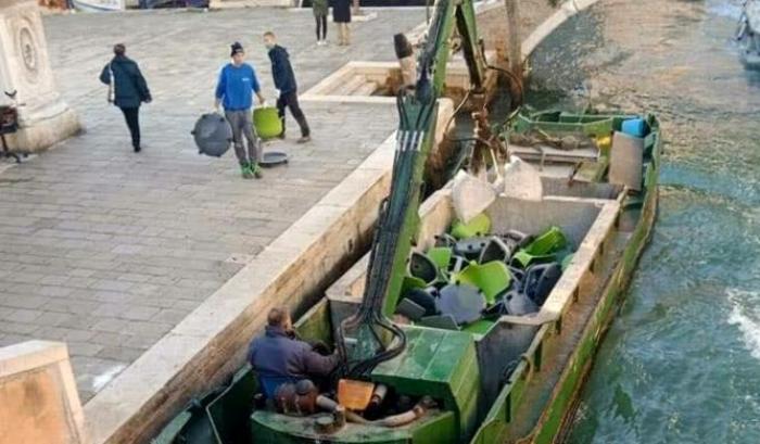 Liceo di Venezia butta i banchi a rotelle