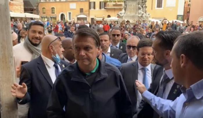 Il 'menù' per Bolsonaro: pasta ai pesticidi riscaldata con carbone di foreste incendiate