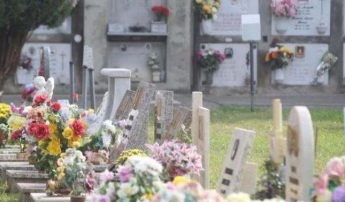 Sepolta accanto al marito che l'ha uccisa: raccolta fondi per una tomba nuova