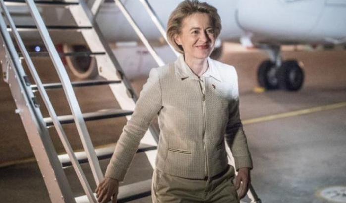 Von der Leyen e Johnson chiedono "emissioni zero" ma continuano a viaggiare su aerei privati