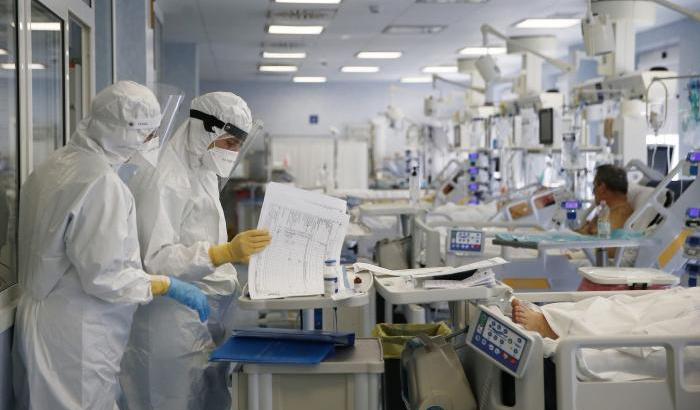 Covid, grossa crescita di terapie intensive e ricoveri e altri 44 decessi