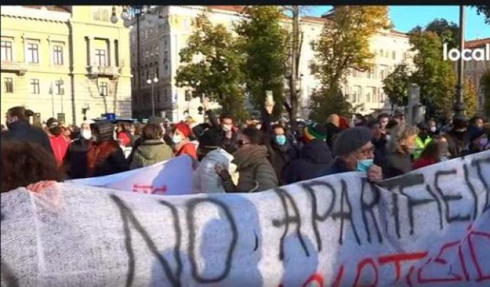 Green pass senza regole: a Trieste in piazza con poche mascherine e niente distanziamento