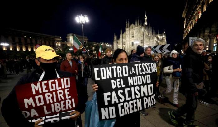 Nuovo sabato di tensioni per i cortei No Green Pass, a Milano aggrediti i giornalisti
