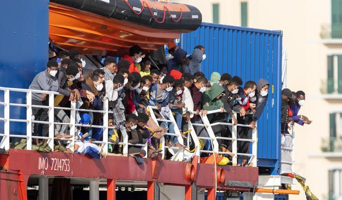 Sea Eye, iniziato lo sbarco degli 847 migranti salvati: tra loro 170 minori