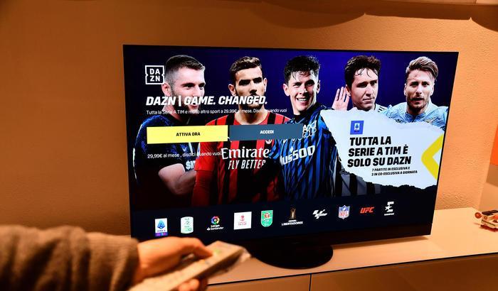 Dazn blocca la doppia utenza per gli abbonamenti, utenti in rivolta: "Siete dei ladri"