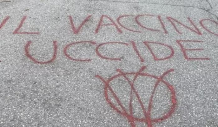 Scritte no vax a Parma