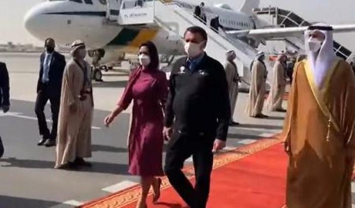 Bolsonaro a Dubai rilancia le sue menzogne: "L'Amazzonia è umida e non brucia"