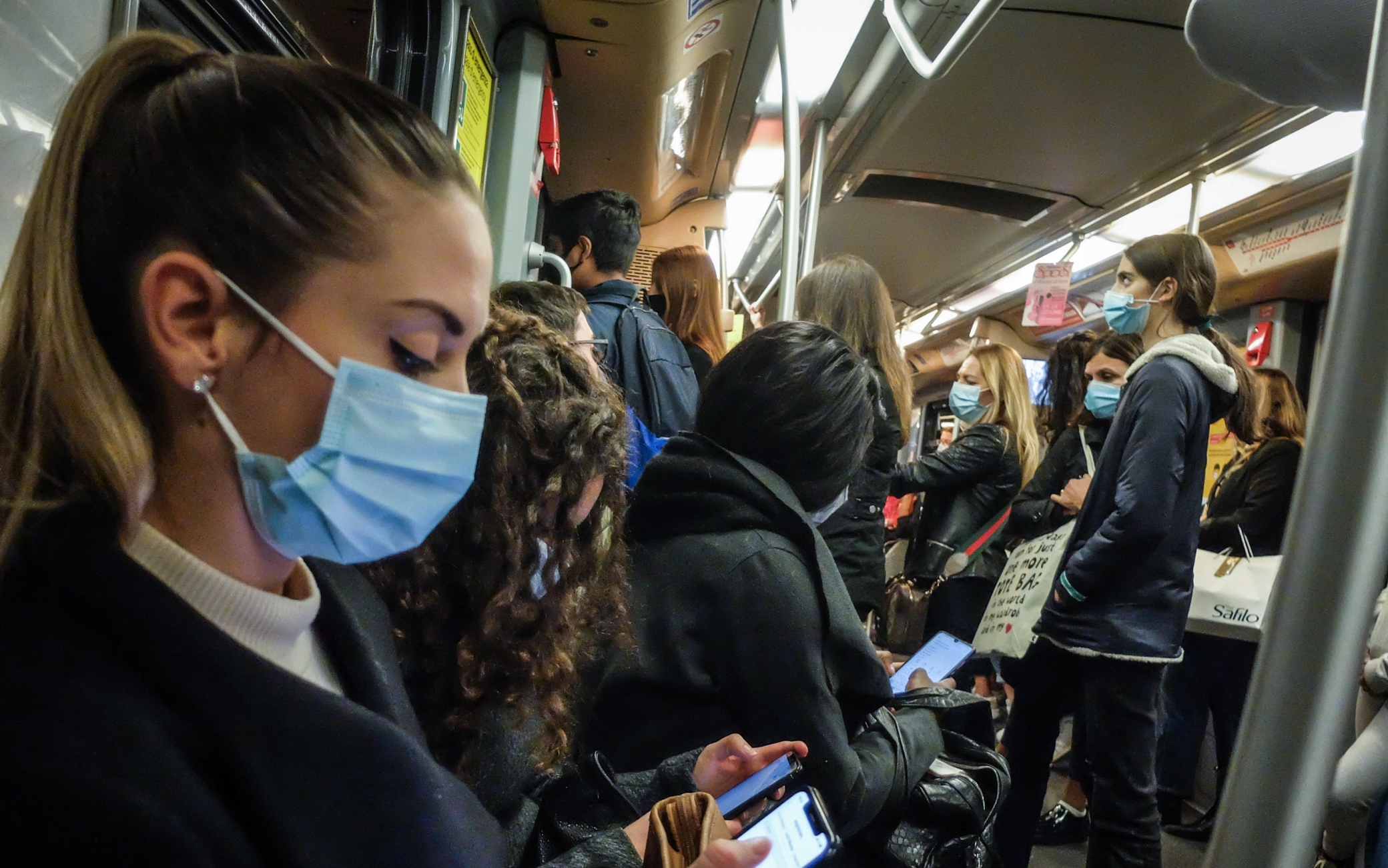 I sindacati dicono no al Green pass su bus: "Controlli impossibili, non ci sono le condizioni"