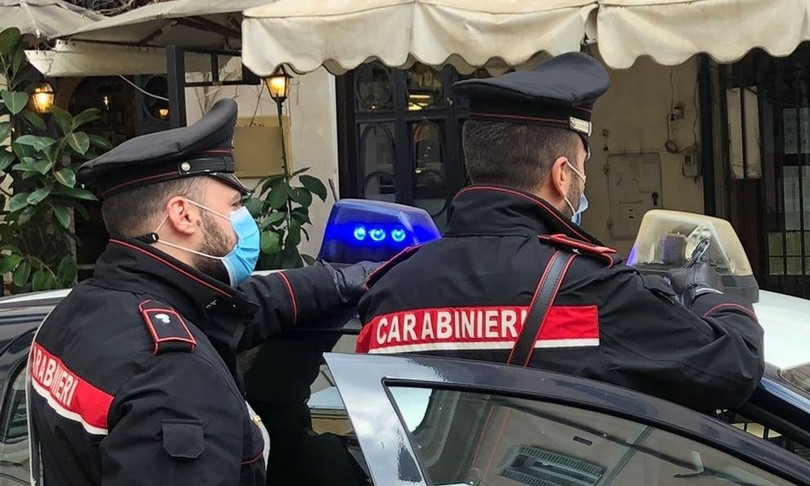 Tenta un furto in un ristorante ma si beve la refurtiva, si ubriaca e si addormenta: arrestato