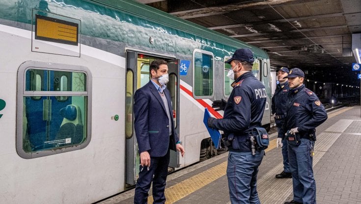 Chiede a due ragazzi di indossare la mascherina: assessora del Pd presa a calci in testa