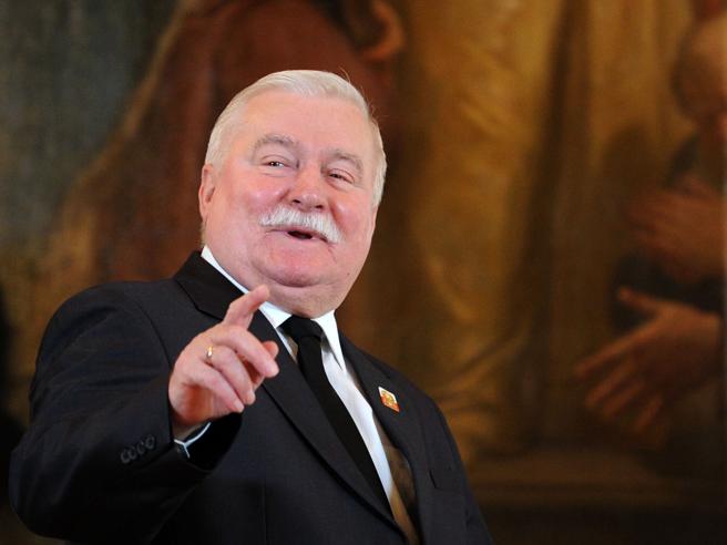 Lech Walesa accusa il governo polacco: "Stanno distruggendo libertà e diritti civili" Lech Walesa accusa il governo polacco: "Stanno distruggendo libertà e diritti civili"