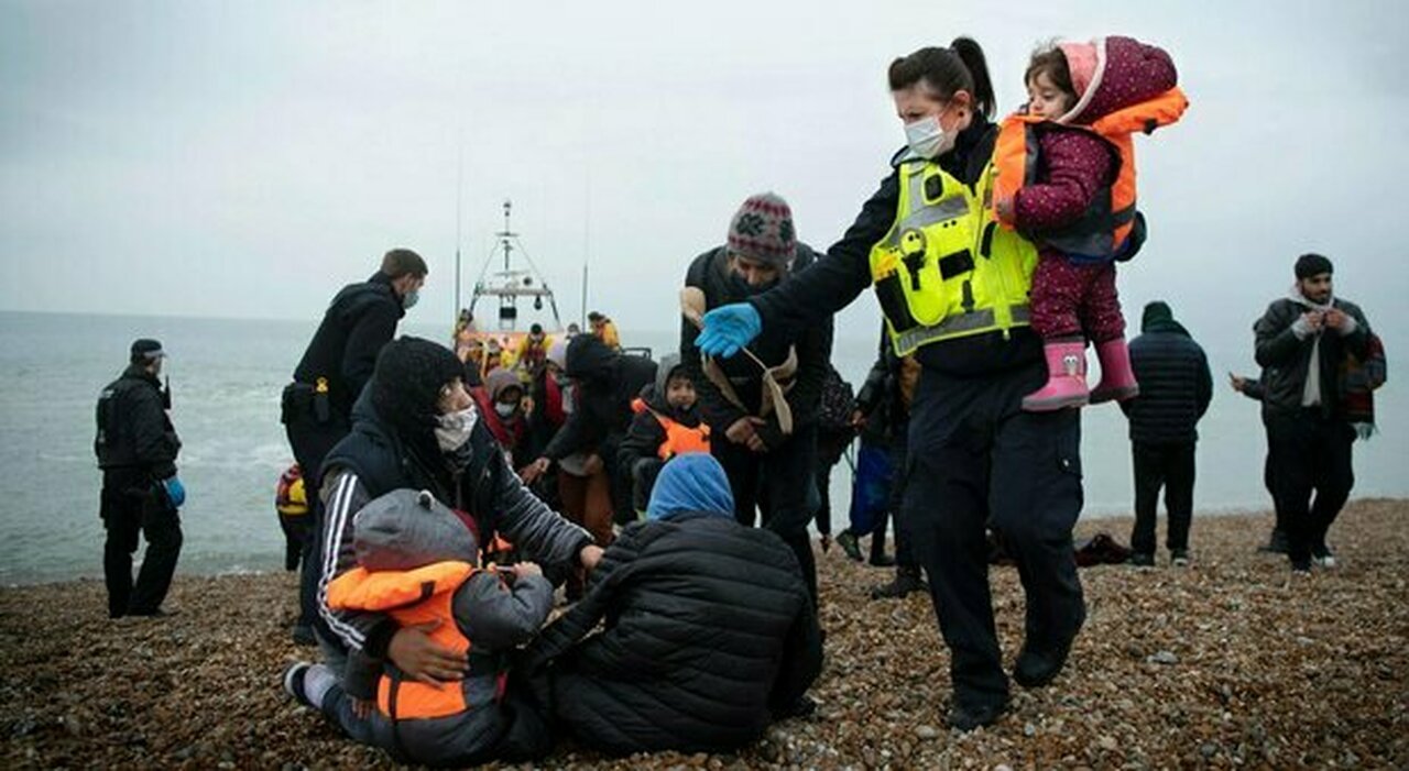 Boris Johnson invia una lettera a Macron: "Riprenditi i migranti!"