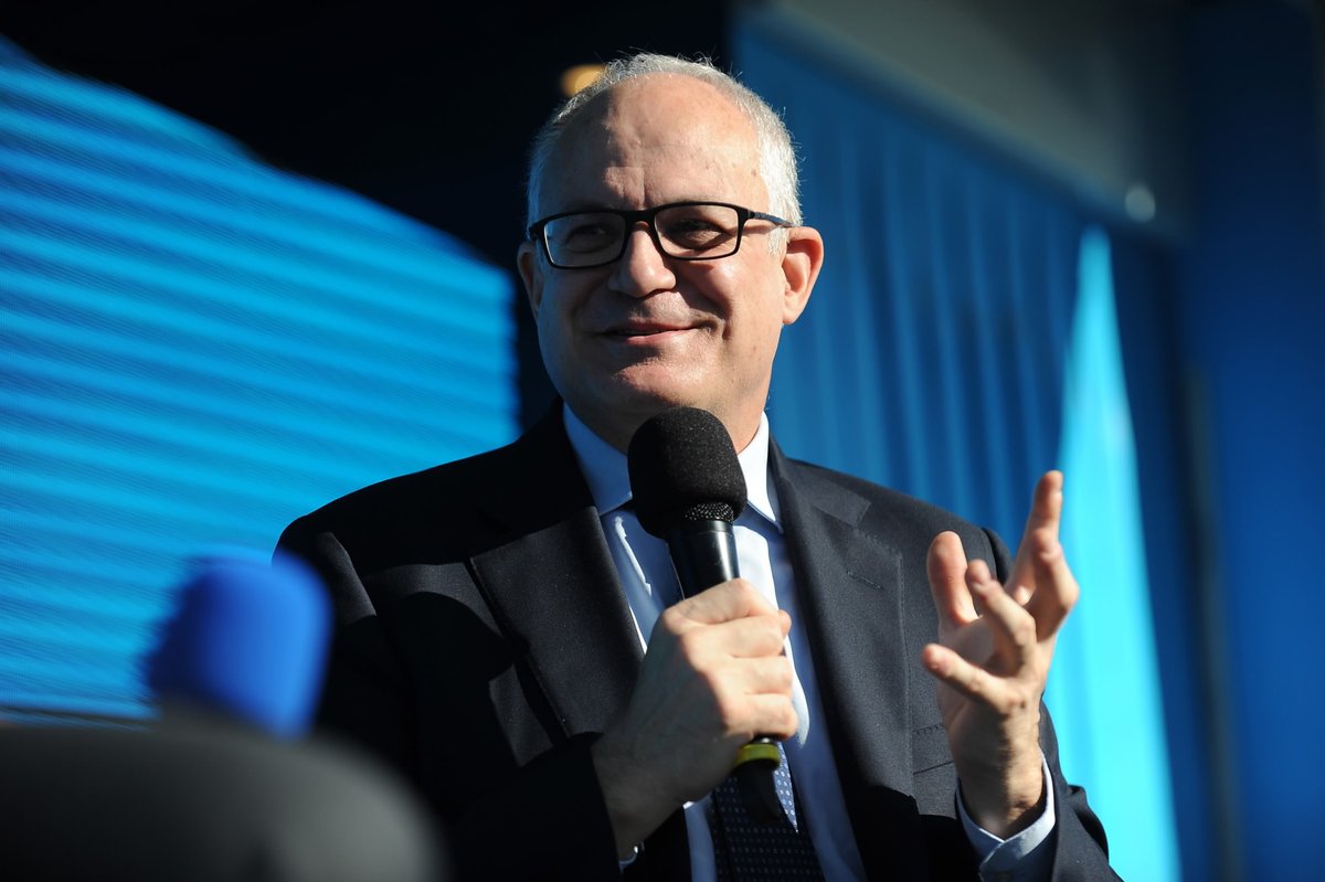 Pd, Bonaccini o Schlein? Gualtieri cita Marx per dire che lui..."