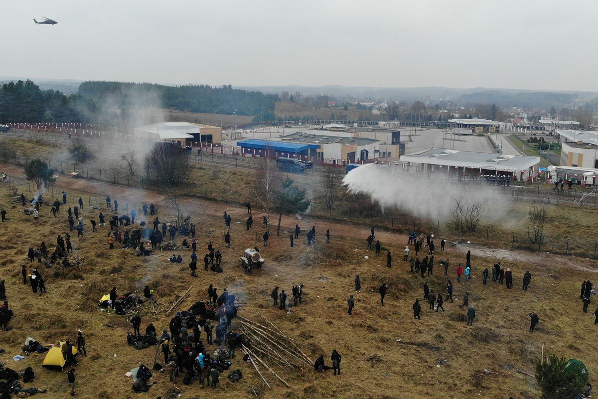 I bielorussi sgomberano un campo migranti al confine e aprono un centro logistico I bielorussi sgomberano un campo migranti al confine e aprono un centro logistico