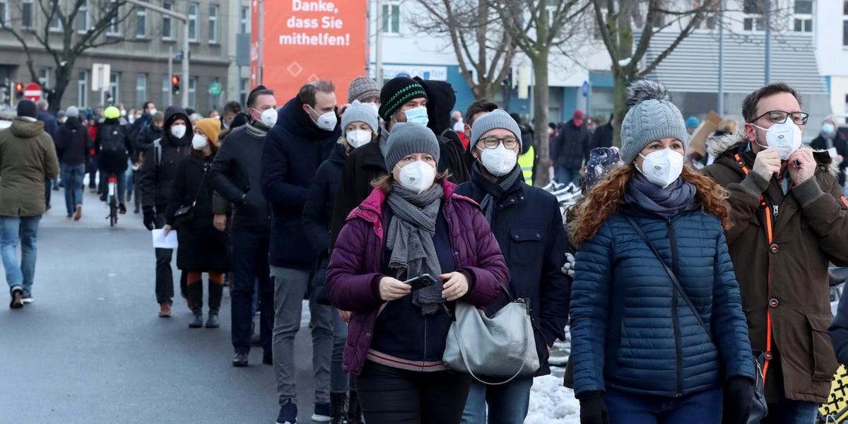 L'Austria è il primo paese a varare l'obbligo vaccinale da febbraio, intanto lockdown per tutti