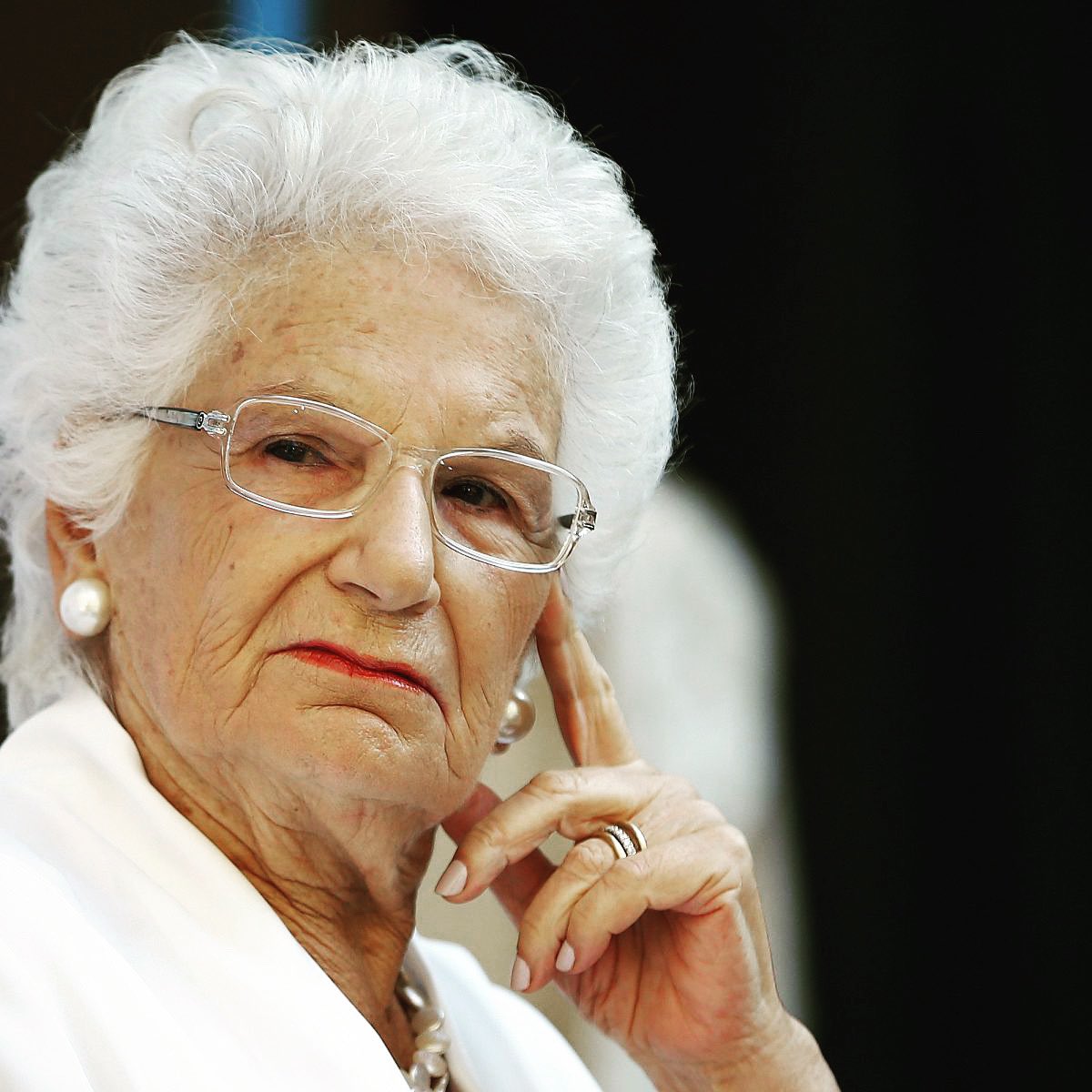 La vergogna del leghista no-vax: "Attacca la Segre e si riferisce a lei usando il numero tatuato ad Auschwitz" La vergogna del leghista no-vax: "Attacca la Segre e si riferisce a lei usando il numero tatuato ad Auschwitz"