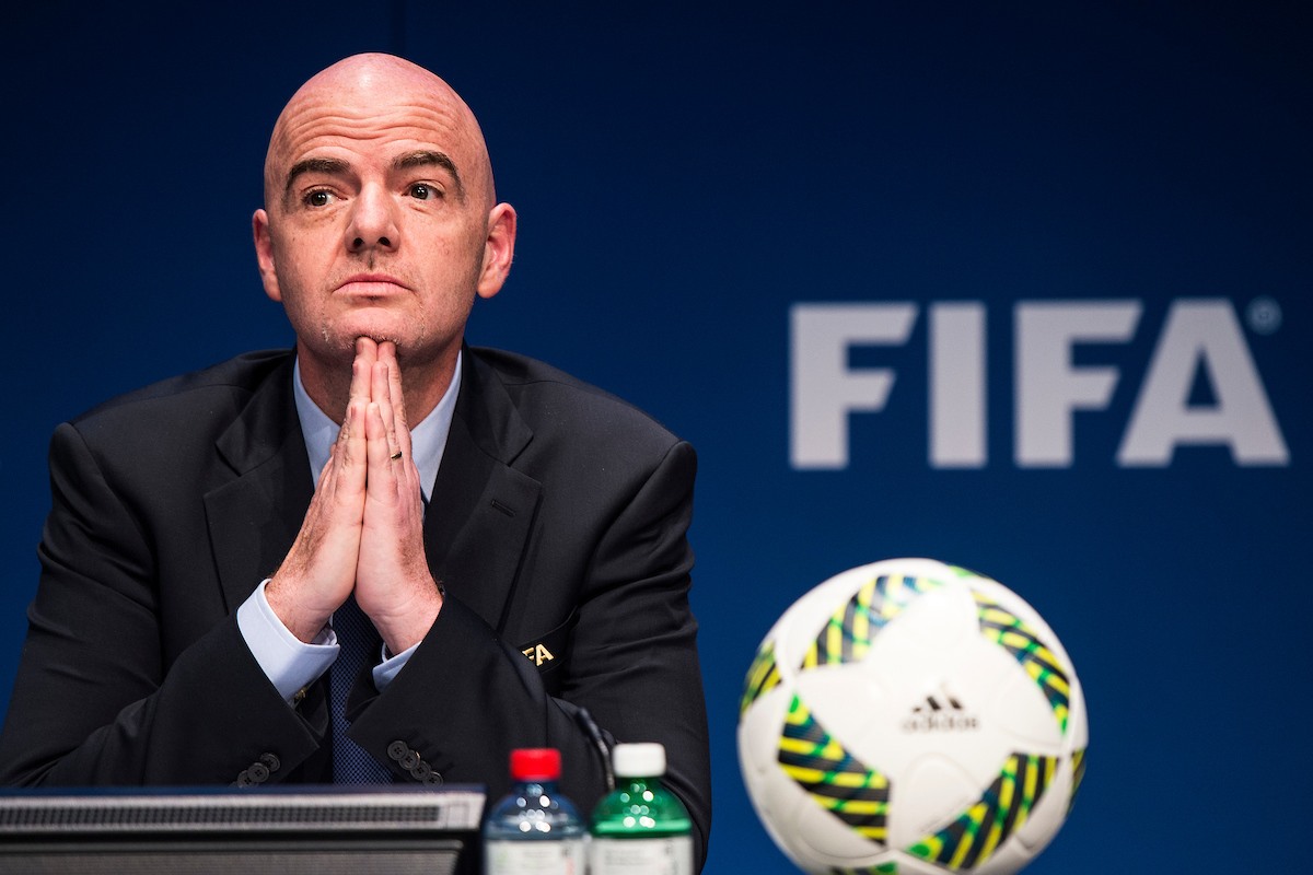 Fifa, Infantino è un disastro: "Va bene i diritti umani, ma godiamoci il calcio giocato..."