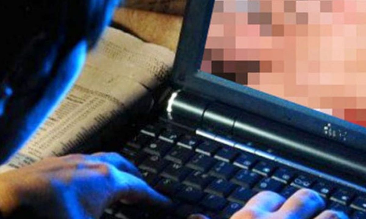 Adescavano minori sul web per girare video e costringerli ad atti sessuali: in manette due uomini
