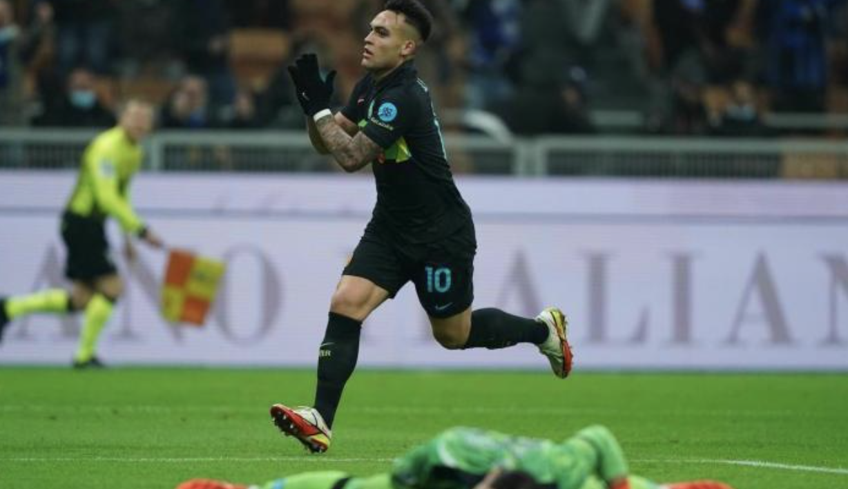 Paura e delirio a San Siro: l'Inter batte il Napoli 3-2 e va a -4 dalla vetta