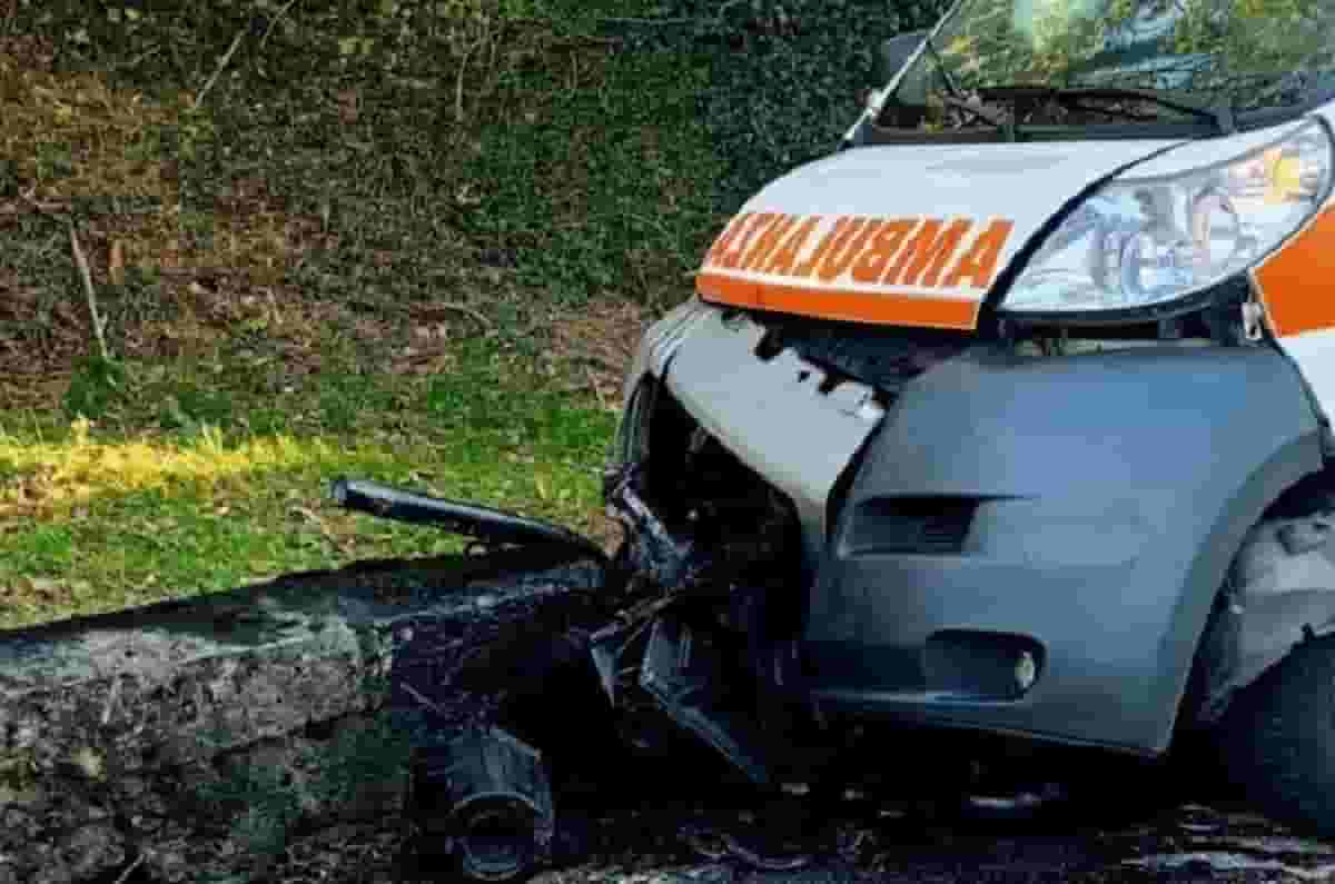 L'ambulanza finisce fuori strada: morto un paziente 85enne