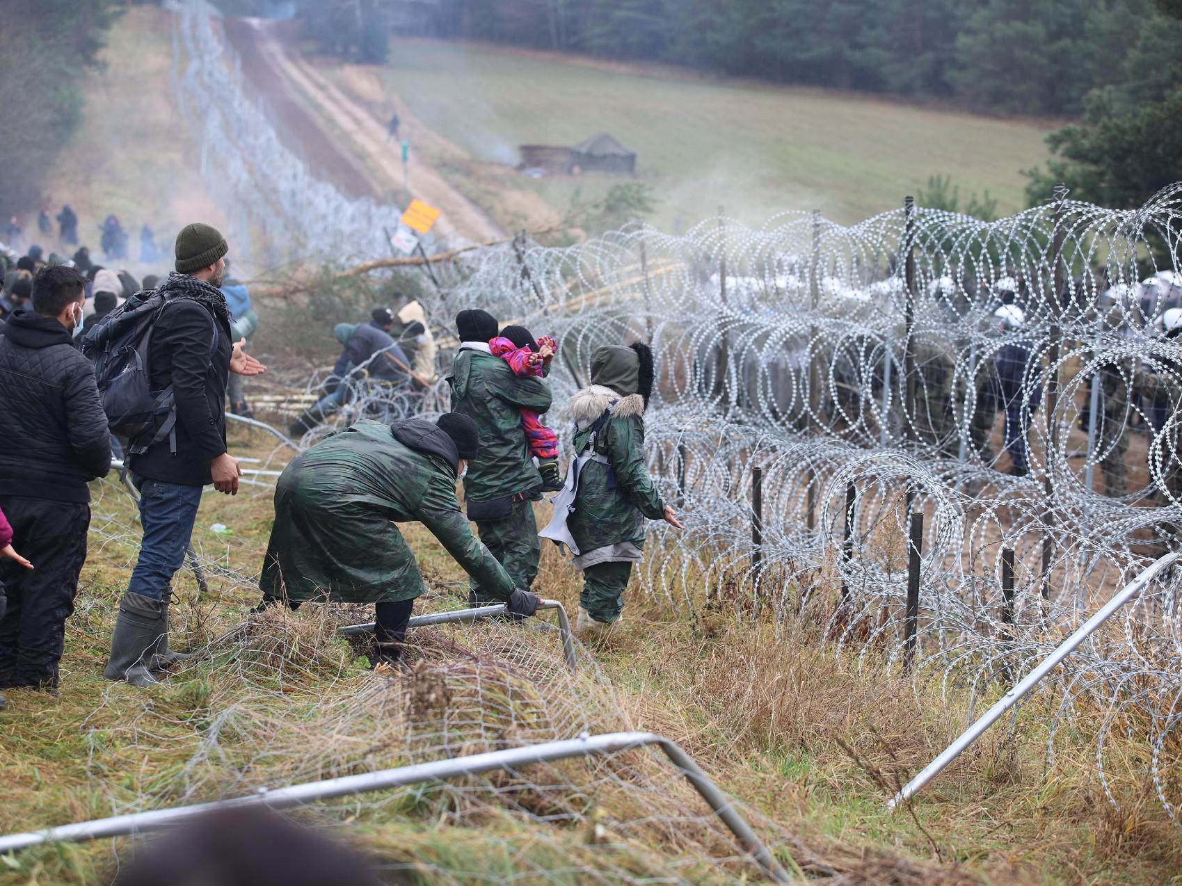 La Polonia accusa gli 007 ucraini di aiutare i migranti a superare i confini"