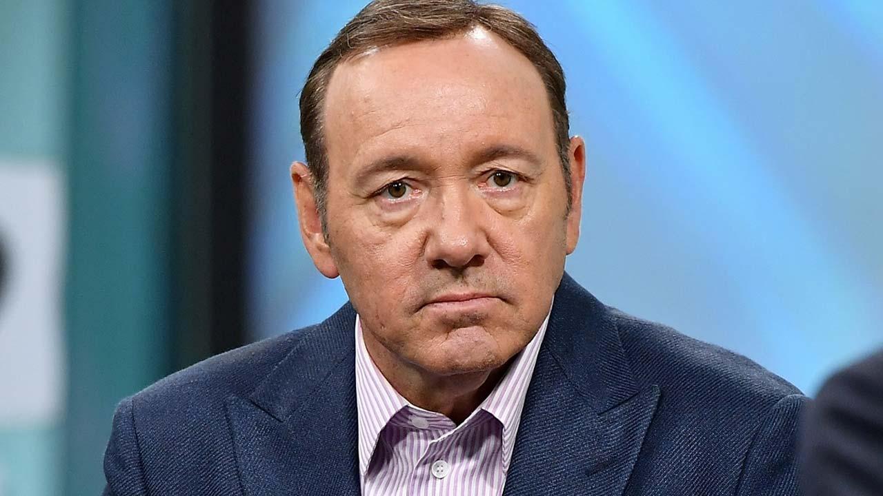 Kevin Spacey dovrà pagare 31 milioni ai produttori di House of Cards: ecco perché