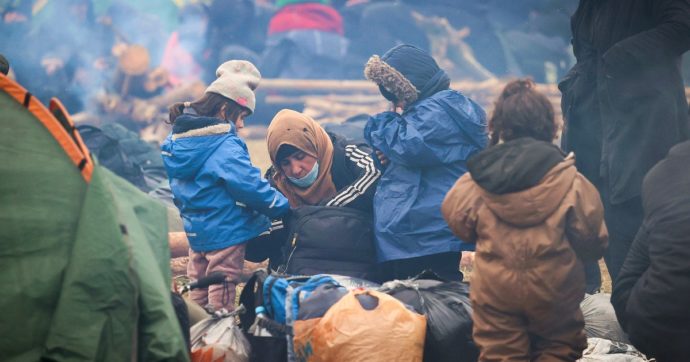 La Polonia accusa la Bielorussia: "Hanno portato i migranti al confine e aiutati a superare il filo spinato" La Polonia accusa la Bielorussia: "Hanno portato i migranti al confine e aiutati a superare il filo spinato"