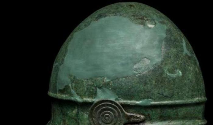 Scoperta  un’iscrizione all’interno di un elmo etrusco a distanza di novanta anni dal suo ritrovamento