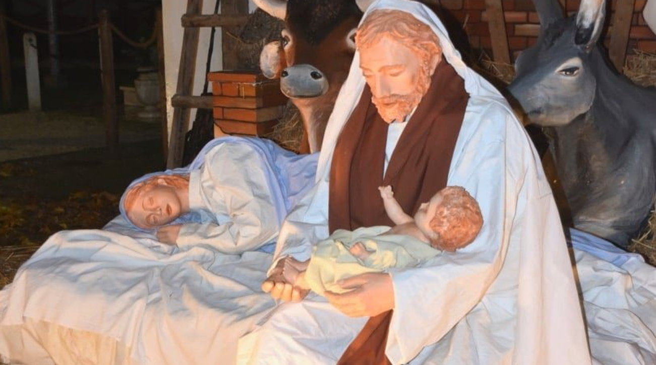 Finalmente "la paternità" nel presepe: Giuseppe tiene in braccio il piccolo Gesù mentre Maria riposa