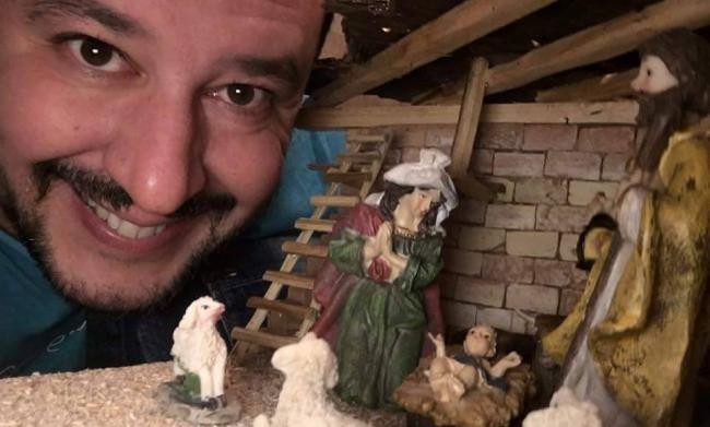 Si avvicina il Natale e la Lega sfrutta presepi e simboli cristiani per fare propaganda