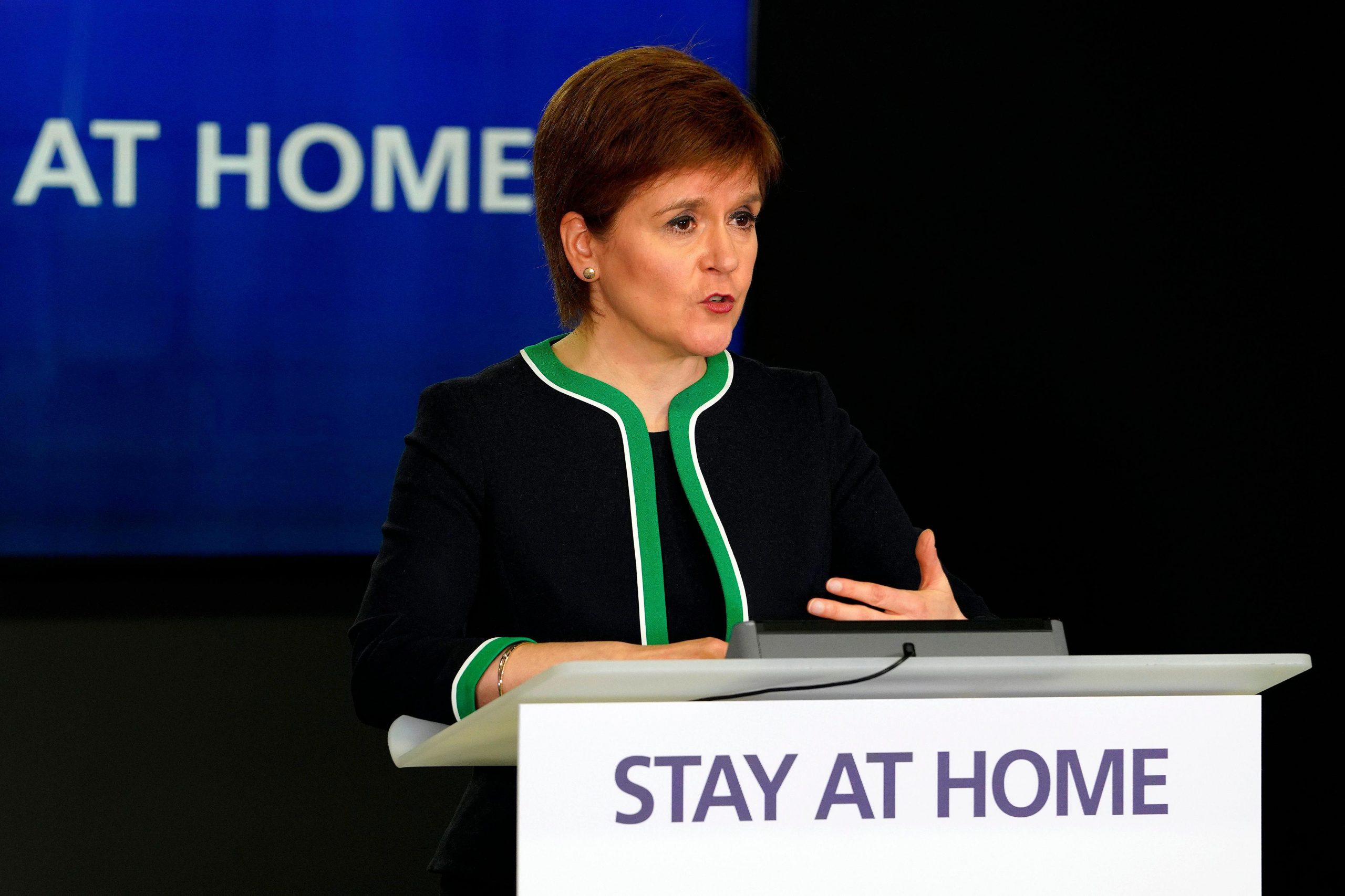 L'allarme di Nicola Sturgeon: "In Scozia rischiamo uno tsunami di contagi per la variante Omicron"