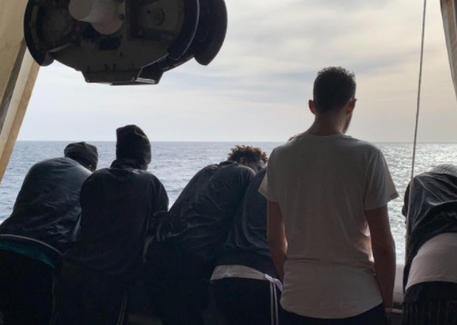 Iniziato lo sbarco dei migranti ad Augusta: sono tutti negativi al Covid. Meloni vuole ancora blaterare?