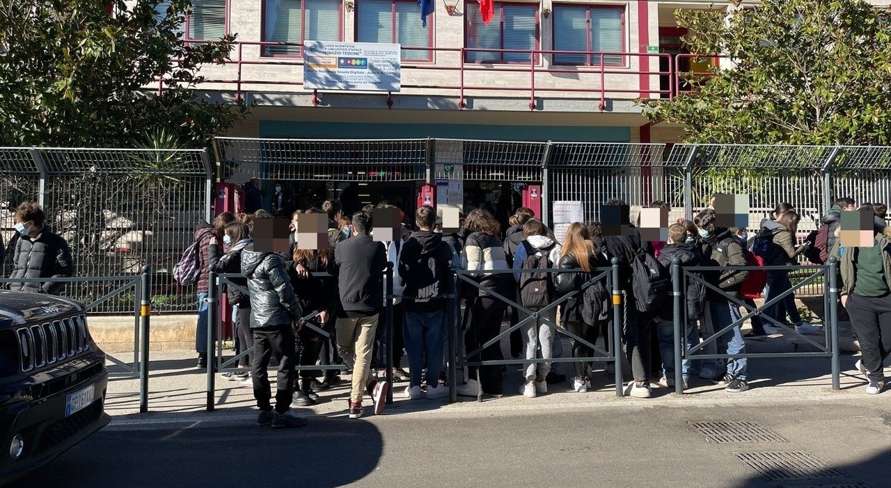 Prende un brutto voto a scuola e si lancia dalla finestra: morto 14enne a Ruvo di Puglia