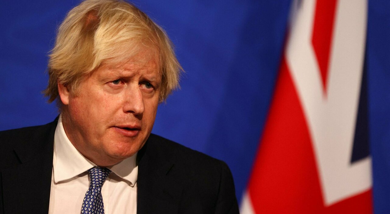 Boris Johnson lancia l'allarme: "Siamo nuovamente in emergenza nazionale, fate la terza dose"