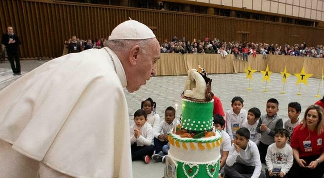 Papa Francesco festeggia gli 85 anni con i profughi arrivati da Cipro: il gruppo ha raggiunto ieri l’Italia